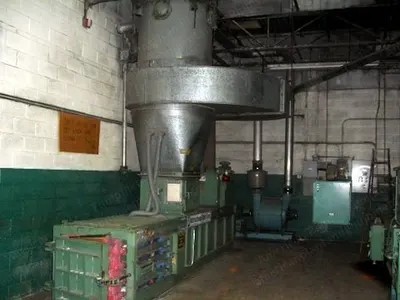 International Baler, 20 HP Motor, Chute Feed