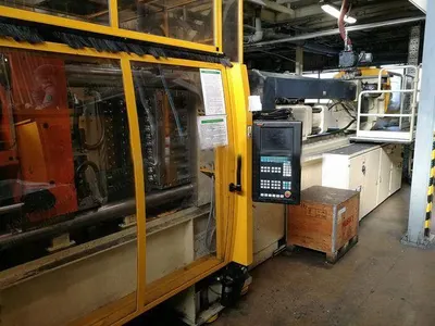 Husky, GL300 P100/120 E140, 2003, 300 Ton Clamping Force, 72 Cavities, 140mm Screw Diameter