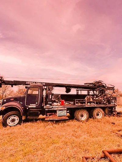 Versa-Drill, V100NG, 2009, 40,000 lbs Pullback, Gardner Denver 5-1/2x8 Mud Pump, Peterbilt 348 6x6 Chassis