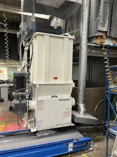 Vecoplan, VAZ 800, 2012, Single Rotary Shredder, 32 Inch Feed Width, 20 HP, with Conveyors and Harmony Baler