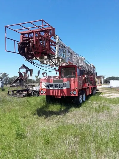 XJ, XJ 400, 2008, Double Drum Workover Rig, 450 HP, 225,000 lbs Max Hook Load, 104 ft Mast