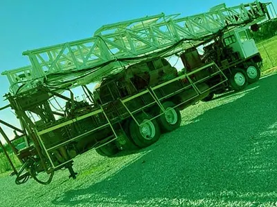 Watson Hopper, 350 Double Drum, 4-Axle Back-In Well Service Rig, Detroit 6V92T Diesel Engine, 96' x 180,000lb Telescoping Mast