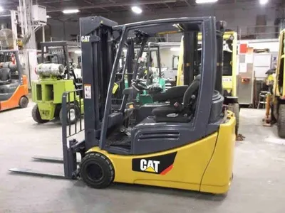 Caterpillar, 2ET4000, 2013, 3-Wheel Electric Forklift, 4000 lbs Capacity, 83-189 Triple Mast, Sideshift