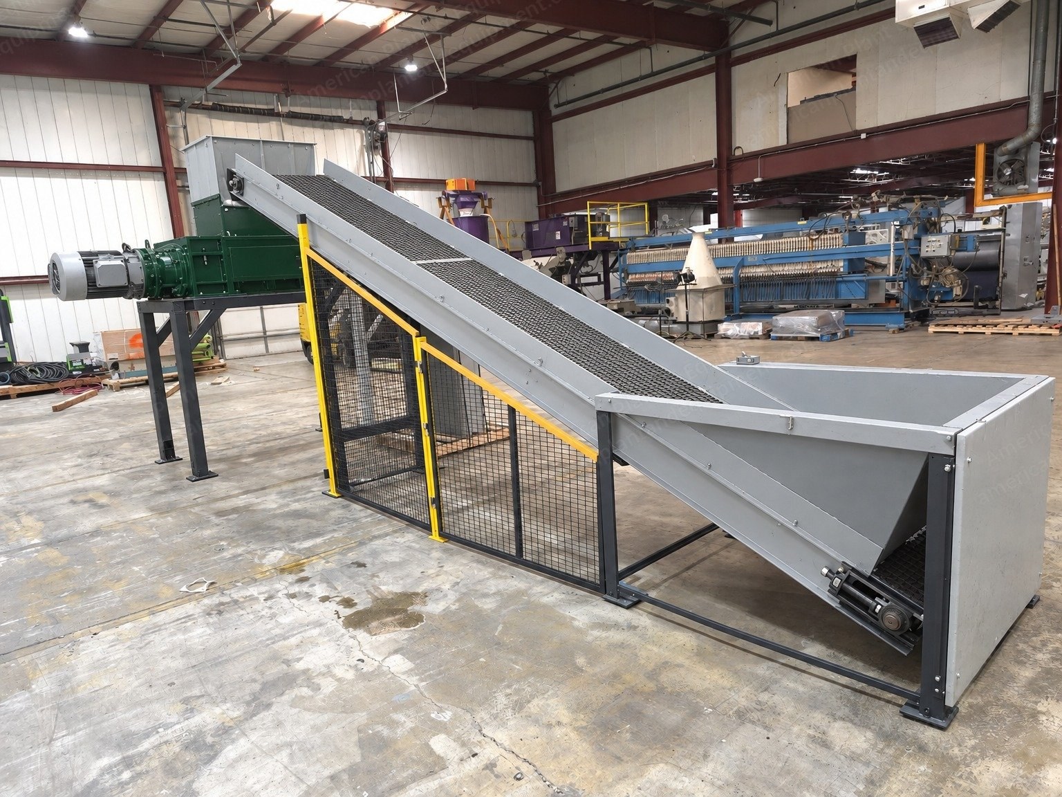 Shred-Tech, STQ-50E, 2015, Four-Shaft Shredder, 60 HP, 39 x 28 in Cutting Chamber, with Conveyor