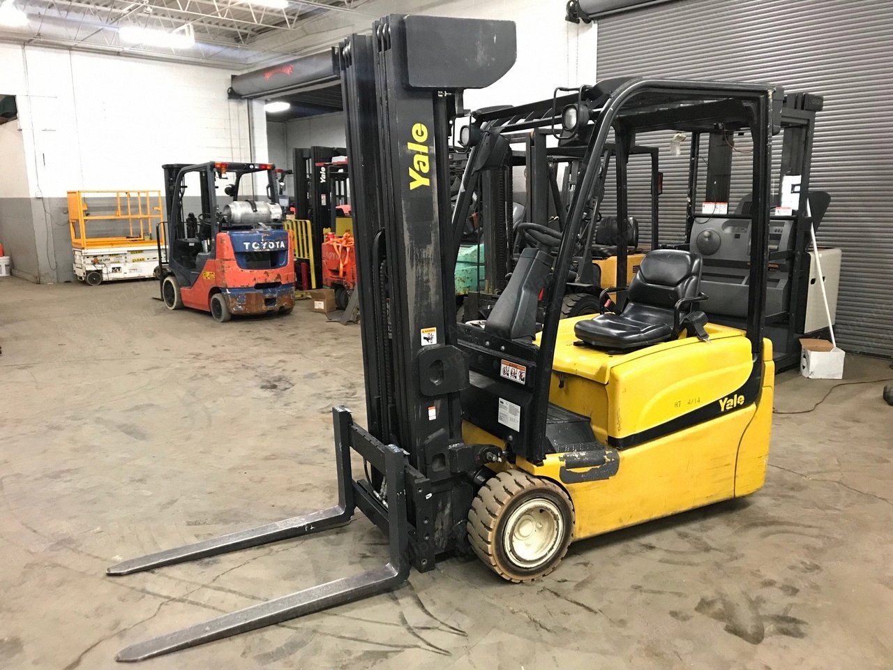 Yale, ERP040, 2010, 4000 lbs Capacity, Quad Mast, 36V, 3-Wheel Sit-Down Rider Forklift