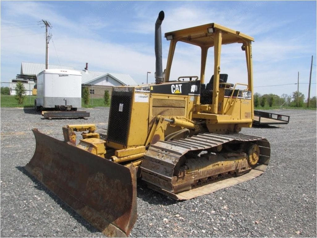 Caterpillar, D3C XL, 2000, 70 HP, 8'2" PAT Blade, 4812 Hours
