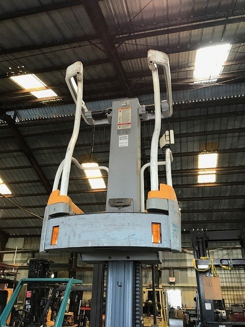 Crown, WAV50-118, 2006, 118 Inches Max Platform Height, New Batteries, Onboard Charger