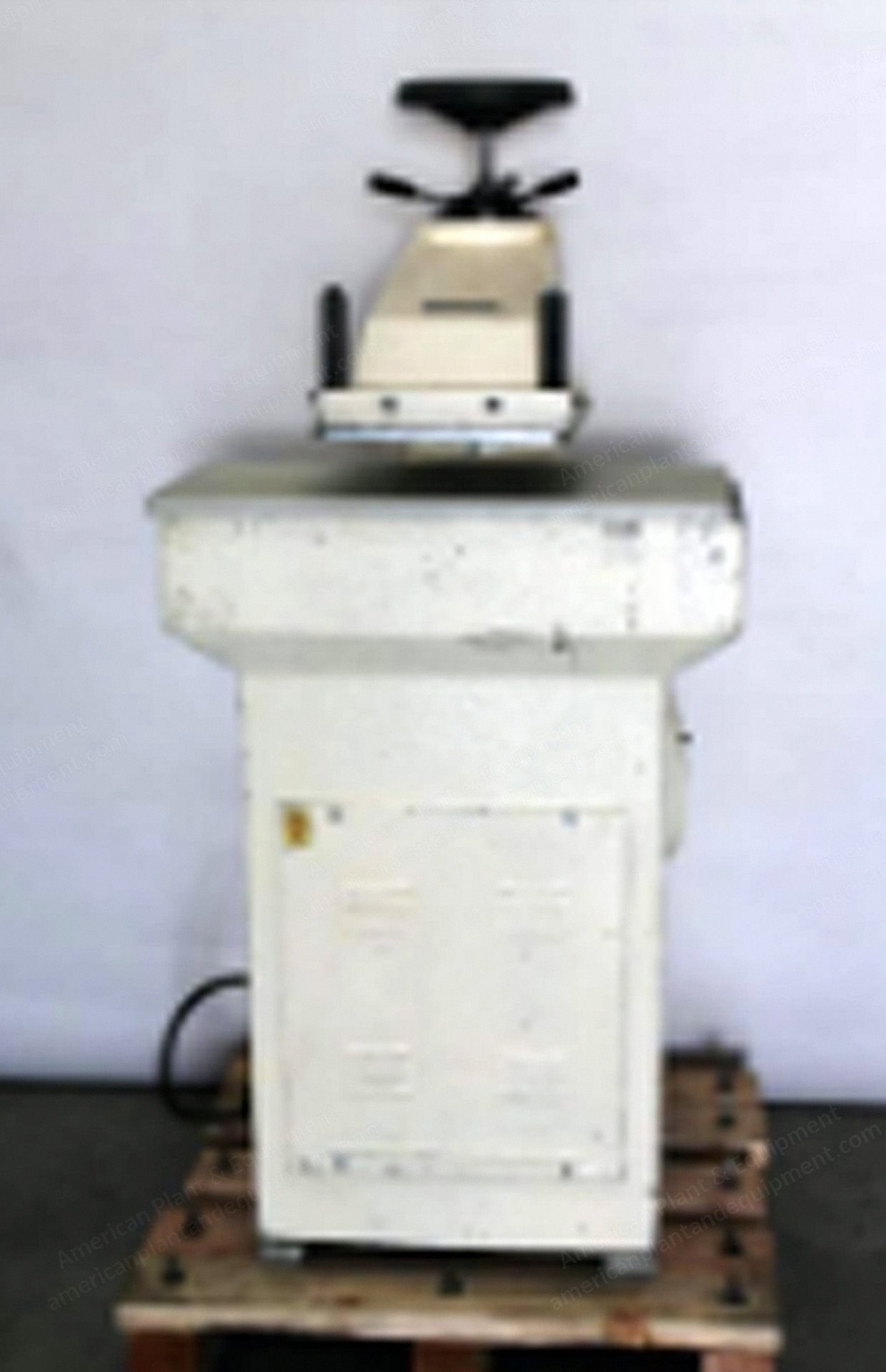 Schwabe, 1470, Hydraulic Clicker Press, 14.6" x 27.6" Bed, Manual Die Height Adjustment