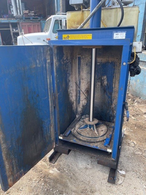 Vestil, HDC 900-IDC, 2004, 55 Gallon Capacity, 6.5 HP, 38000 lbs Crushing Force