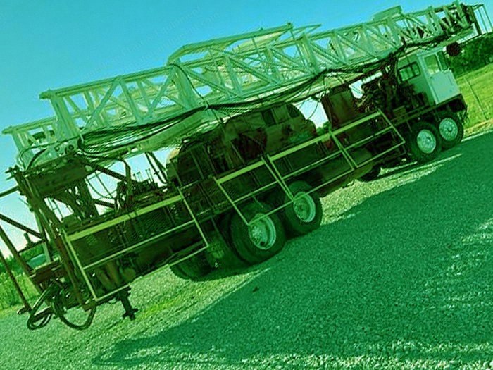 Watson Hopper, 350 Double Drum, 4-Axle Back-In Well Service Rig, Detroit 6V92T Diesel Engine, 96' x 180,000lb Telescoping Mast