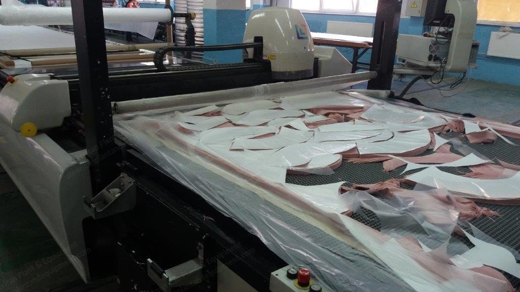 Gerber, GTxL, 2005, Automatic Fabric Cutter, 2 Conveyor Tables, Vacuum System