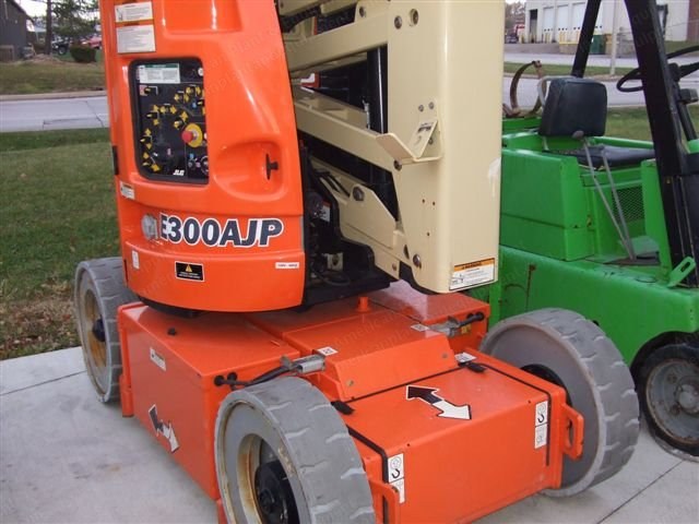JLG, E300AJP, 2007, Electric Articulating Boom Lift, 30 ft Platform Height, Rotating Jib