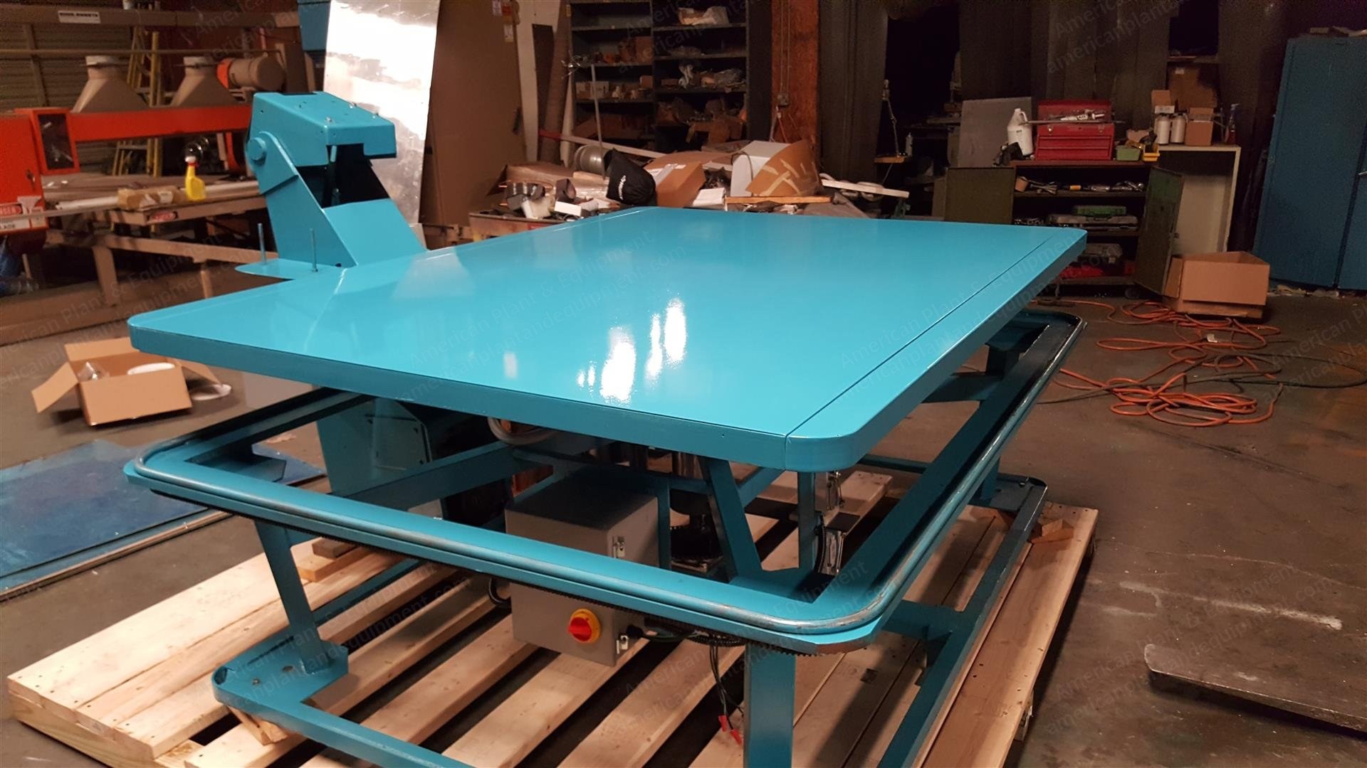 James Cash, Queen Size Rebuilt Tape Edge, Singer 300U Head, 60x80 inch Metal Top Table