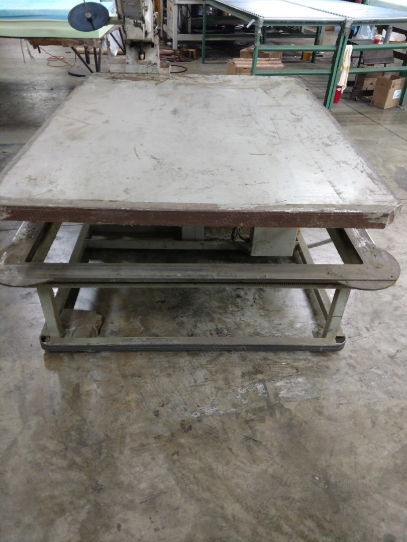 Pfaff, TE22, 1998, High Lift Tape Edge Machine, Queen Size 81.5x62 Inches, Maximum Mattress Height 4 to 22 Inches
