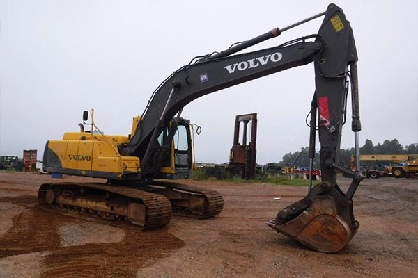 Volvo, EC210B LC, 2006, Crawler Excavator, 32 Inch Pads, 48 Inch Bucket with Hydraulic Thumb