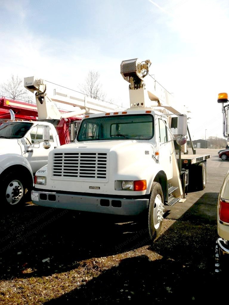 National Crane, 560D, 2000, 15 Ton Capacity, 60 ft Boom, IHC 4700 Truck, 18x8 ft Body