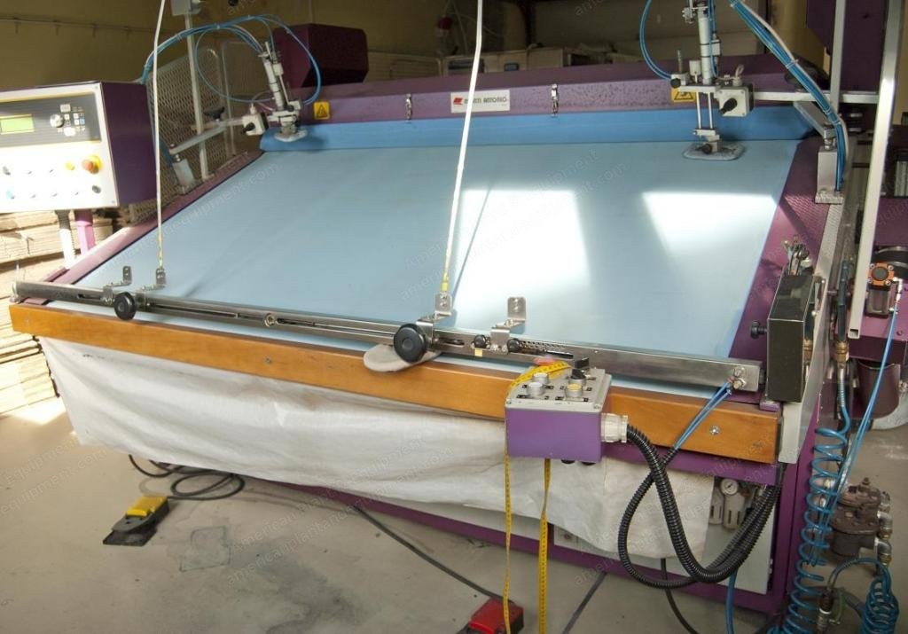 Universal, 868, 1999, Flat Knitting Machines, Gauge E-7