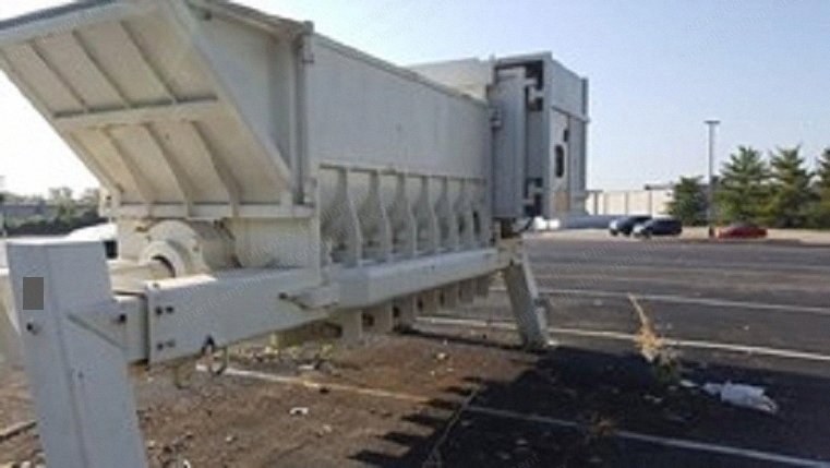 Shred Max, Single Shaft Shredder, 2003, 100 HP, 4' 8" x 5' 6" Opening, 40 Cubic Yard Hopper