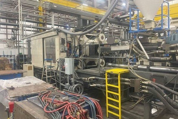 Cincinnati Milacron, VL 1000-116, 1996, 1000 Tons, 116 Shot Size, Wittmann W-440 Robot