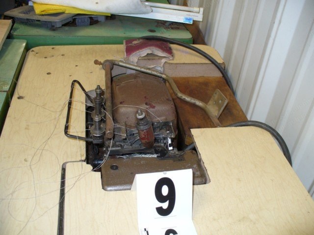 Union Special Flanger, 4 Yarns, with Table