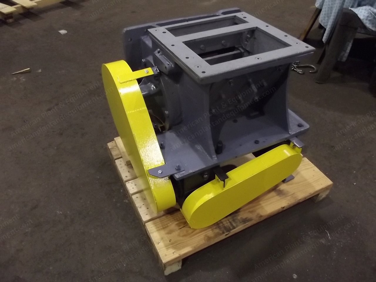 Raymond, 5057 C-E, High Side Roller Mill, 5 Oil Journals, Side Mounted Feeder